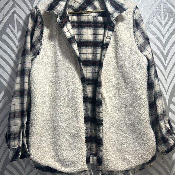 Cisono Plaid Collection women’s shacket. - Picture 9 of 9